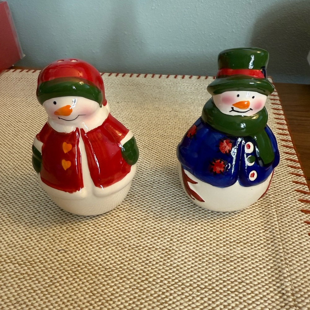 Charming Snowman Salt and Pepper Shaker Set